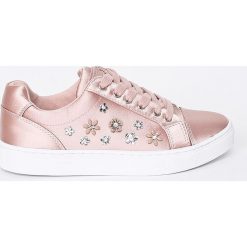 Guess Jeans - Buty. Białe buty sportowe damskie marki Guess Jeans, z aplikacjami, z jeansu. W wyprzedaży za 269,90 zł.