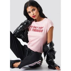 T-shirty damskie: NA-KD Urban T-shirt The Only Way - Pink