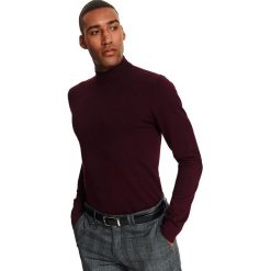 BORDOWY GOLF Z CIENKIEJ DZIANINY. Czerwone swetry męskie Top Secret, na zimę, m, bez wzorów, z dzianiny, eleganckie, z golfem, bez kaptura. Za 119,99 zł.