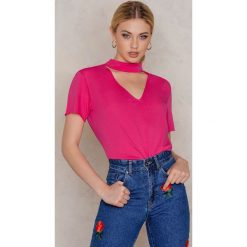 NA-KD T-shirt z dekoltem V - Pink. Różowe t-shirty damskie marki NA-KD, z bawełny, z chokerem. W wyprzedaży za 18,29 zł.