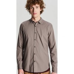 Gładka koszula slim - Jasny szary. Szare koszule męskie Cropp, s, bez wzorów, bez kołnierzyka, bez rękawów. Za 59,99 zł.