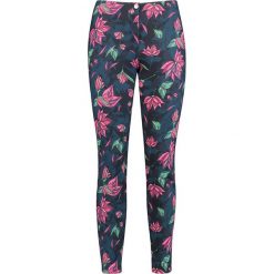 Spodnie w kolorze czarnym ze wzorem. Czarne rurki damskie Gerry Weber. W wyprzedaży za 159,95 zł.