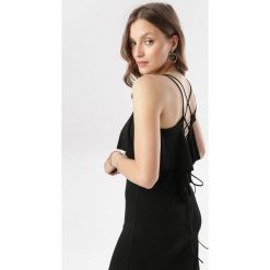 Czarna Sukienka Sabrinisse. Czarne sukienki damskie Born2be, na lato, s, bez wzorów, bez kołnierzyka, bez rękawów. W wyprzedaży za 44,99 zł.