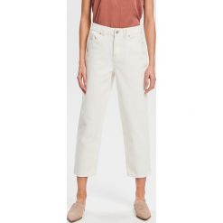 Jeansy mom fit - Kremowy. Białe jeansy damskie Reserved, bez wzorów, z jeansu. W wyprzedaży za 49,99 zł.