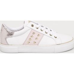 Guess Jeans - Buty. Szare buty sportowe damskie Guess Jeans, z aplikacjami, z jeansu, sportowe. W wyprzedaży za 329,90 zł.