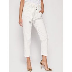 Jeansy Regular Fit Liu Jo FA0409 T4194. Białe jeansy damskie Liu Jo. W wyprzedaży za 379,00 zł.
