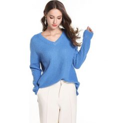 Sweter w kolorze niebieskim. Niebieskie swetry damskie Swetry na chłodne dni, bez wzorów, ze splotem, bez rękawów, bez kaptura. W wyprzedaży za 119,95 zł.