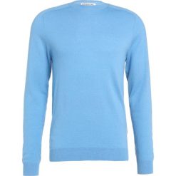 Essentiel Antwerp INCEPTION Sweter parisian blue. Niebieskie swetry klasyczne męskie Essentiel Antwerp, m, z kaszmiru. W wyprzedaży za 365,40 zł.