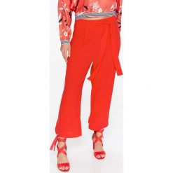 SPODNIE DAMSKIE CULOTTE W MODNYM KOLORZE, Z WIĄZANIEM W PASIE. Spodnie damskie Top Secret. W wyprzedaży za 49,99 zł.