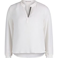 Bluzka w kolorze białym. Białe bluzki damskie Betty & Co, bez wzorów, bez kołnierzyka, bez rękawów. W wyprzedaży za 99,95 zł.