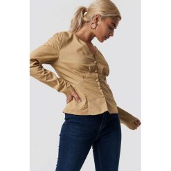 NA-KD Trend Bluzka z guzikami - Beige. Brązowe bluzki damskie marki NA-KD Trend, bez wzorów, bez kołnierzyka, z długim rękawem. W wyprzedaży za 70,97 zł.