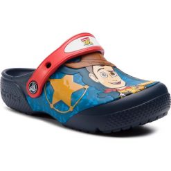 Klapki CROCS - Crocsfl Buzz Woody 205493 Navy. Niebieskie sandały chłopięce Crocs, z tworzywa sztucznego. W wyprzedaży za 139,00 zł.