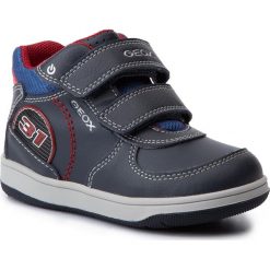 Sneakersy GEOX - B N.Flick B. D B941LD 0BUBC C0735 D Navy/Red. Niebieskie trampki chłopięce Geox, z aplikacjami, ze skóry ekologicznej, bez zapięcia. W wyprzedaży za 179,00 zł.