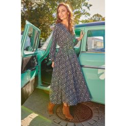 Modna sukienka midi L286 kropki _wielokolorowy. Sukienki damskie Tagless, na zimę, s, w paski, z materiału, bez kołnierzyka, bez rękawów, długie, midi. Za 249,90 zł.