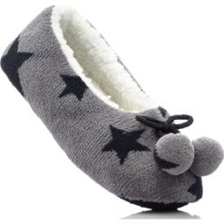 Kapcie "Gwiazdy" bonprix szary. Szare baleriny damskie marki bonprix. Za 19,99 zł.