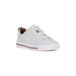 Buty Clarks MAUI LACE. Białe trampki i tenisówki damskie marki Clarks, bez wzorów, bez zapięcia. Za 538,79 zł.