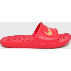 Nike Sportswear - Klapki. Czerwone kapcie męskie Nike Sportswear, z materiału, bez zapięcia. W wyprzedaży za 79,90 zł.