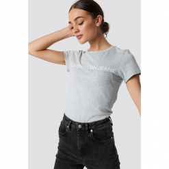 Calvin Klein T-shirt Core Institutional Logo - Grey. Szare t-shirty damskie Calvin Klein, z klasycznym kołnierzykiem. Za 161,95 zł.