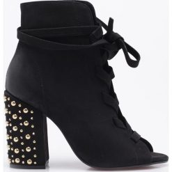 Carinii - Botki. Czarne buty zimowe damskie marki Carinii, z materiału, na obcasie, na sznurówki. W wyprzedaży za 329,90 zł.
