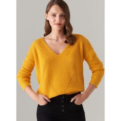 Sweter z ażurowym splotem - Żółty. Żółte swetry damskie Mohito, s, bez wzorów, ze splotem, bez rękawów, bez kaptura. Za 89,99 zł.
