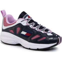 Sneakersy TOMMY JEANS - Heritage Retro Sneaker EN0EN00649 0G7. Fioletowe półbuty damskie Tommy Jeans, z jeansu. W wyprzedaży za 379,00 zł.