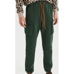 Bluza z kapturem w cętki - Beżowy. Brązowe bluzy męskie Cropp, s, bez wzorów, z kapturem, bez rękawów, z kapturem. W wyprzedaży za 77,99 zł.