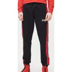 Joggery z lampasami - Czarny. Czarne spodnie męskie Cropp, s, bez wzorów. Za 99,99 zł.