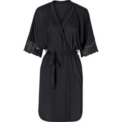 Szlafrok kimono bonprix czarny. Czarne szlafroki damskie bonprix, bez wzorów, z satyny, bez rękawów, bez kaptura. Za 79,99 zł.