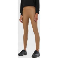 Beżowe Legginsy Lynnraya. Brązowe legginsy damskie Born2be, s, bez wzorów. Za 54,99 zł.