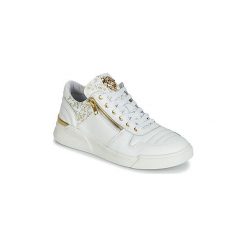 Buty Guess KNIGHT LOW. Białe trampki męskie Guess, z aplikacjami, bez zapięcia. Za 569,00 zł.