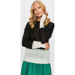 Jacqueline de Yong - Sweter. Czarne swetry damskie Jacqueline de Yong, s, bez wzorów, z dzianiny, z krótkim rękawem, krótkie, bez kaptura. W wyprzedaży za 29,90 zł.