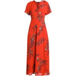 IVY & OAK BOHEMIAN DRESS Długa sukienka brick red. Czerwone sukienki damskie marki IVY & OAK, bez wzorów, z wiskozy, bez kołnierzyka, z długim rękawem, długie, maxi. W wyprzedaży za 535,20 zł.