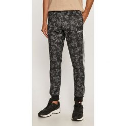 Adidas Originals - Spodnie x Disney. Czarne spodnie męskie adidas Originals, m, z motywem z bajki, z bawełny. Za 329,90 zł.