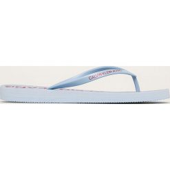 Calvin Klein Jeans - Japonki. Białe klapki damskie Calvin Klein Jeans, bez wzorów, z jeansu, bez obcasa, na obcasie. Za 119,90 zł.