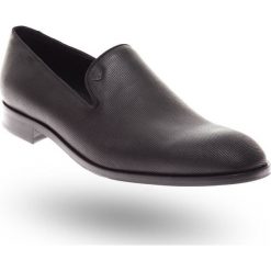 Czarne skórzane półbuty slip on Emporio Armani. Czarne półbuty męskie z aplikacjami, ze skóry. Za 1019,50 zł.