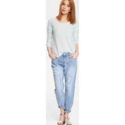 SWETER DŁUGI RĘKAW DAMSKI LUŹNY. Szare swetry oversize damskie marki Top Secret, w ażurowe wzory. Za 49,99 zł.