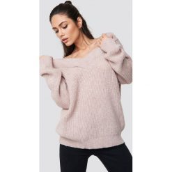 Trendyol Sweter z szerokim dekoltem v - Pink. Różowe swetry oversize damskie Trendyol, z dzianiny. Za 100,95 zł.