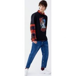 Koszulka Netflix Stranger Things z postaciami. Czarne koszulki męskie Pull&Bear, m, bez wzorów, bez kołnierzyka, z krótkim rękawem, krótkie. Za 69,90 zł.