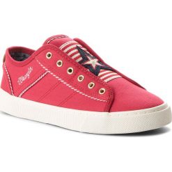 Tenisówki WRANGLER - Peggy Marina WL181522 Red 87. Czerwone półbuty damskie Wrangler, na co dzień, bez wzorów, z gumy, marine, bez obcasa, na płaskiej podeszwie, bez zapięcia. W wyprzedaży za 149,00 zł.