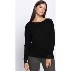 Czarny Sweter Respectful. Czarne swetry klasyczne damskie Born2be, xl, z satyny, z dekoltem na plecach. Za 64,99 zł.