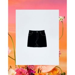 Minispódniczka jeansowa Pull&Bear by Rosalía. Czarne spódniczki damskie Pull&Bear, bez wzorów, z jeansu. Za 99,90 zł.