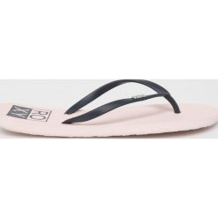 Roxy - Japonki. Różowe klapki damskie Roxy, bez wzorów, z gumy, bez obcasa. W wyprzedaży za 59,90 zł.