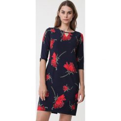 Ciemnoniebieska Sukienka Sheerwood. Niebieskie sukienki damskie Born2be, na co dzień, xl, w kwiaty, eleganckie, z okrągłym kołnierzem, bez rękawów, midi, proste. Za 89,99 zł.