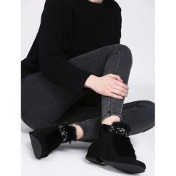 Czarne Botki Jacqui Frost. Czarne botki damskie Born2be, z futra, na niskim obcasie, na płaskiej podeszwie, z paskami. Za 69,99 zł.