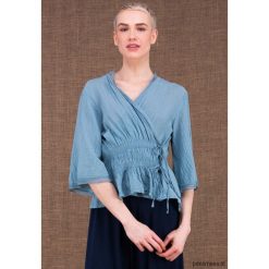 Bluzka MADONNE Niebieski. Niebieskie bluzki damskie Pakamera, bez wzorów, z jedwabiu, boho, bez kołnierzyka, bez rękawów. Za 567,00 zł.