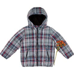 Kurtka w kolorze szaro-czerwonym. Szare kurtki chłopięce Benetton Kids, na zimę, bez wzorów, bez kaptura. W wyprzedaży za 55,95 zł.