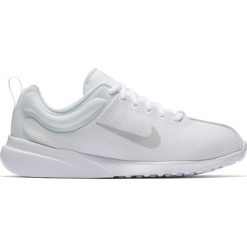 Nike obuwie damskie Superflyte Shoe White Pure Platinum-White 40,5. Białe buty sportowe damskie Nike, bez wzorów, sportowe. W wyprzedaży za 219,00 zł.
