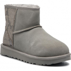 Buty UGG - W Classic Mini Mettalic Snake 1101472 W/Slvr. Szare buty zimowe damskie marki Ugg, z futra, na obcasie. Za 769,00 zł.