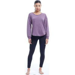 Sweter "Leanne" w kolorze ciemnofioletowym. Fioletowe swetry klasyczne damskie marki BALANCE COLLECTION, s, z bawełny, z okrągłym kołnierzem. W wyprzedaży za 65,95 zł.