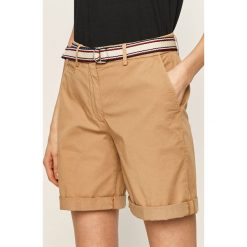 Tommy Hilfiger - Szorty. Żółte szorty damskie TOMMY HILFIGER, w paski, z elastanu, casualowe, z podwyższonym stanem. W wyprzedaży za 279,90 zł.